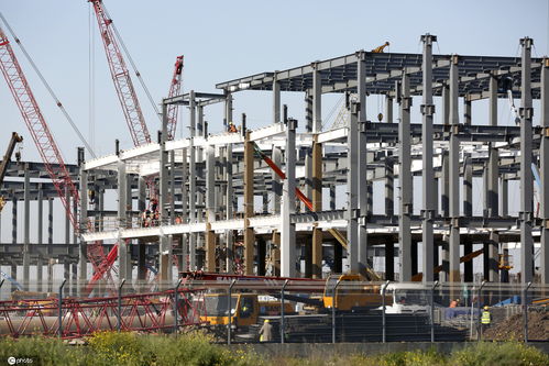 特斯拉上海Model Y工厂 屋顶铺设彰显建设速度，建筑劳务分包模式助力高效推进